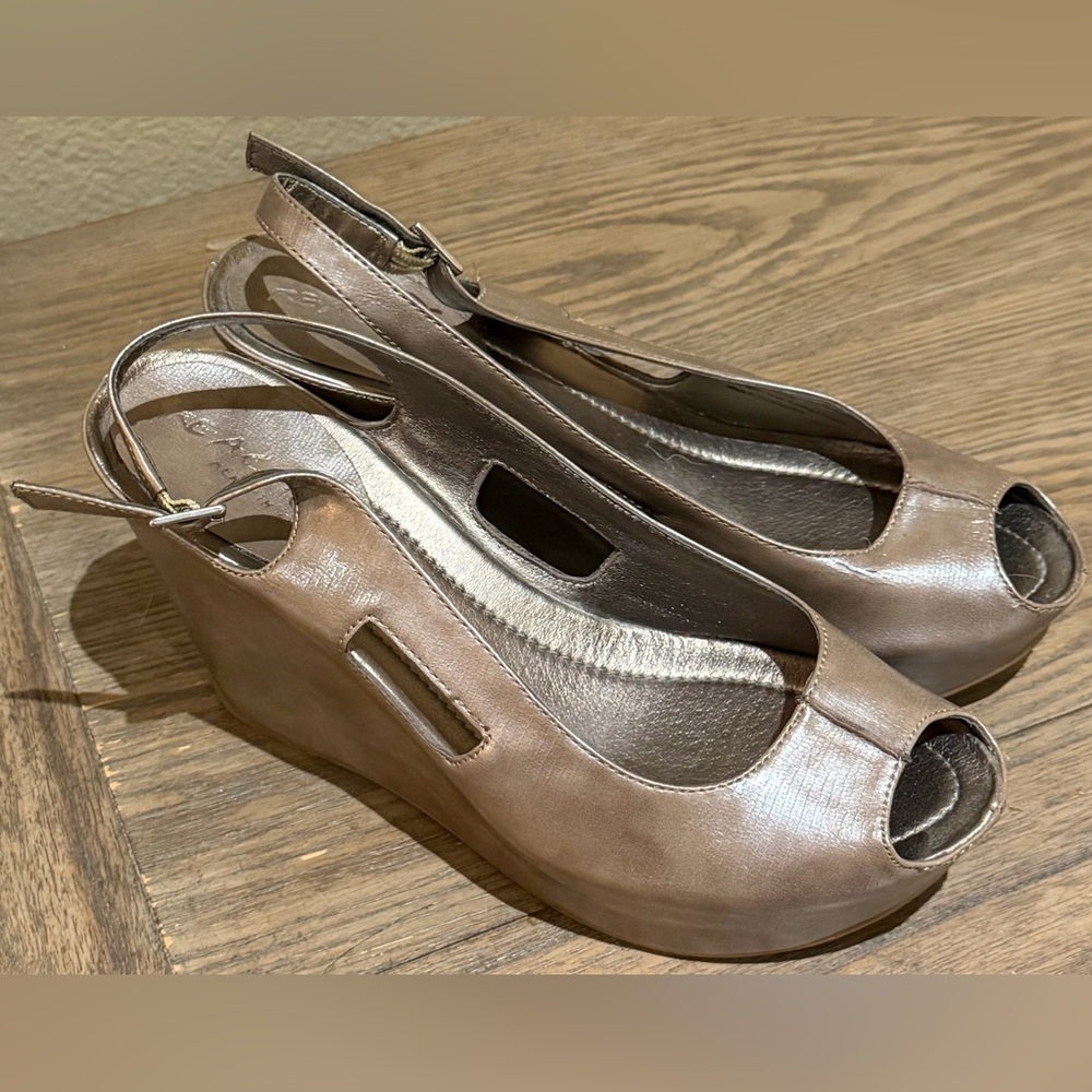 Like New - Kenneth Cole Reaction “Solely U” metallic silvery taupe wedges - 8